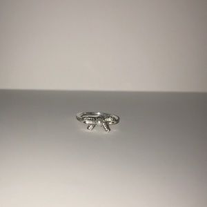 Pandora bow ring with pearl in the middle